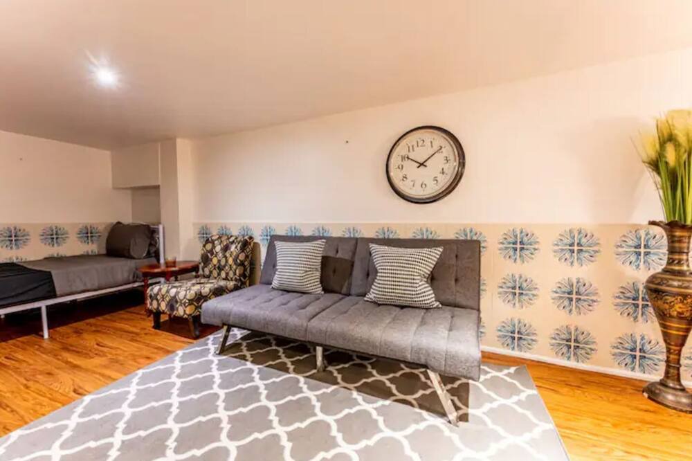 Photo of Livingroom in Oakwood Village
