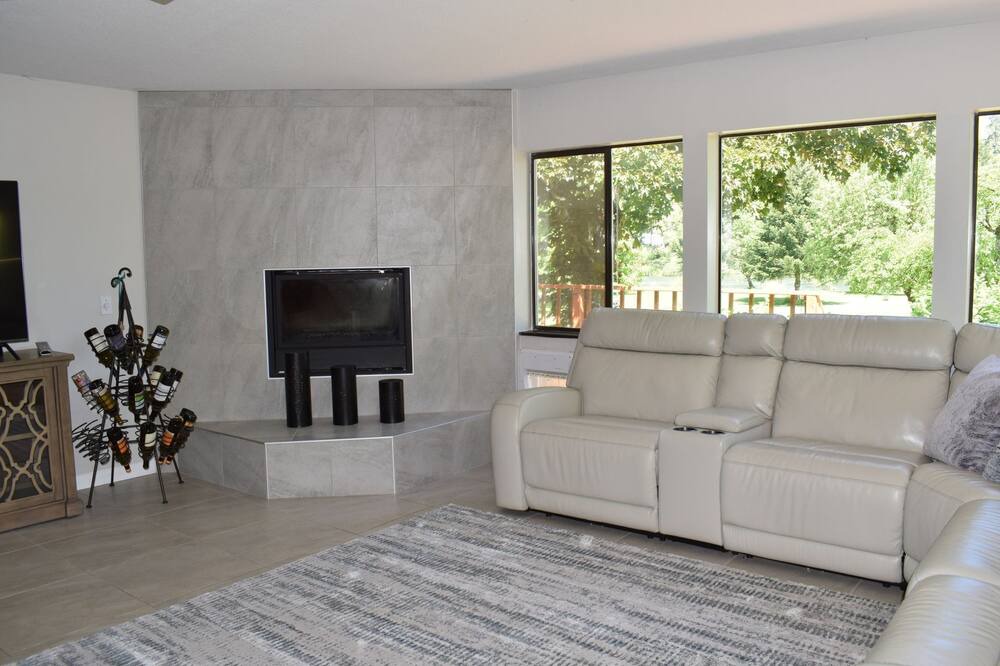 Photo of Livingroom in Roseburg