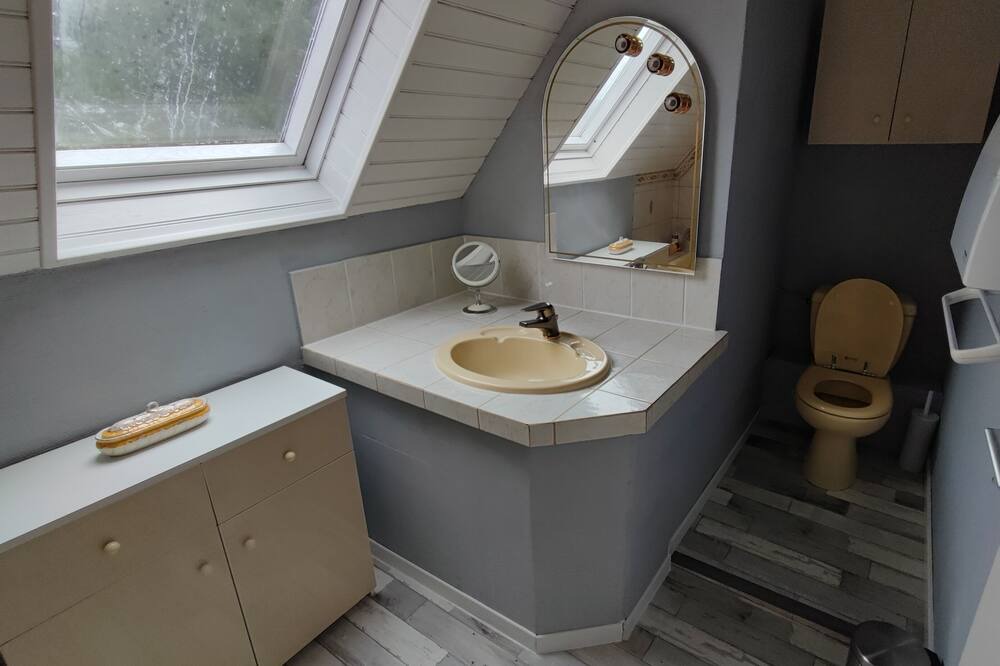 Photo of Bathroom in (le) Mesnil Hue