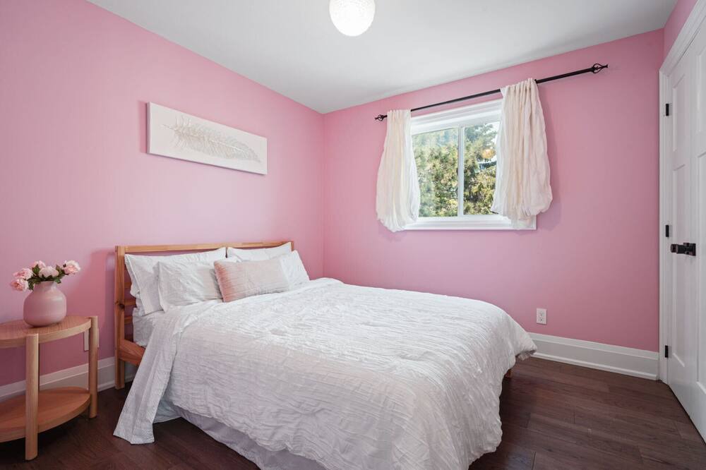 Photo of Bedroom in Alcona