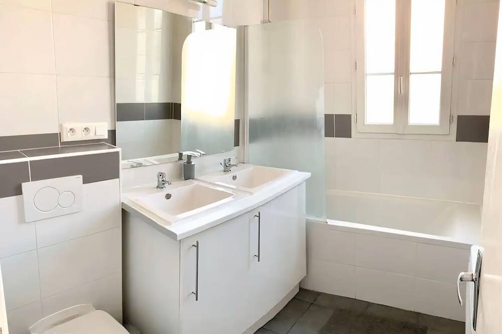 Photo of Bathroom in Arcueil