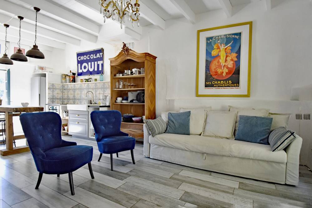 Photo of Livingroom in Meounes-les-Montrieux