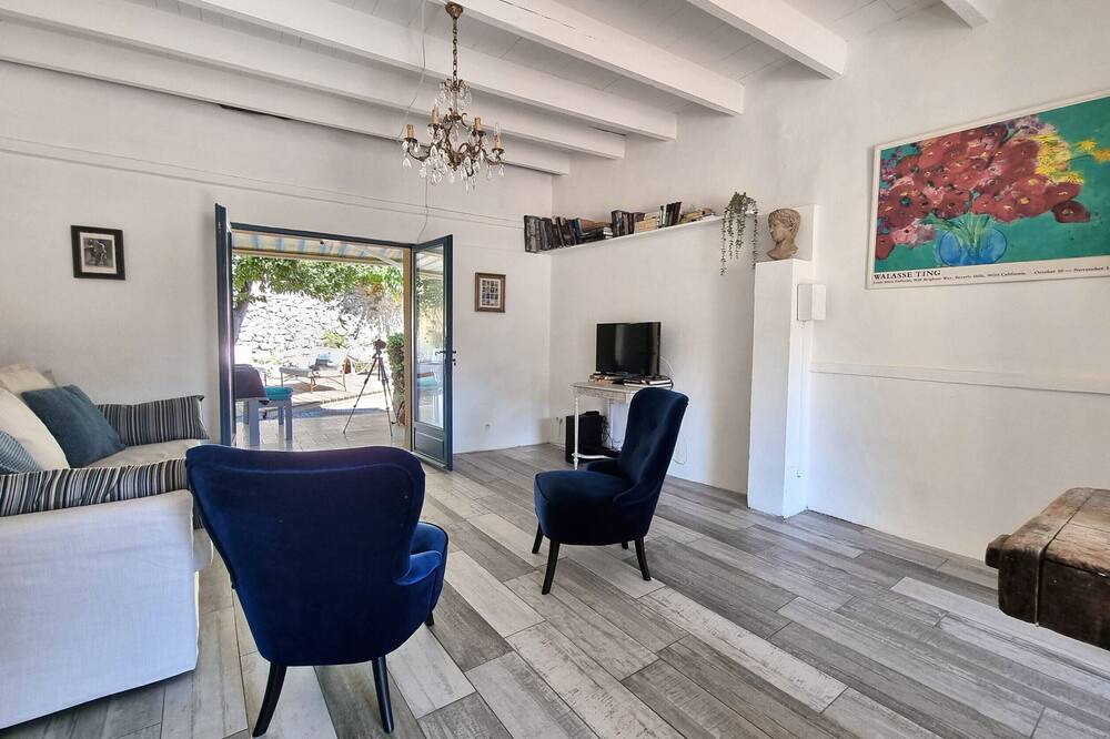 Photo of Livingroom in Meounes-les-Montrieux