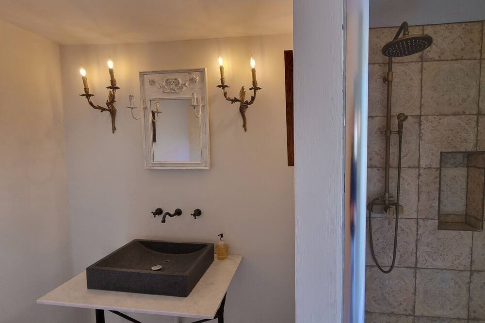 Photo of Bathroom in Meounes-les-Montrieux
