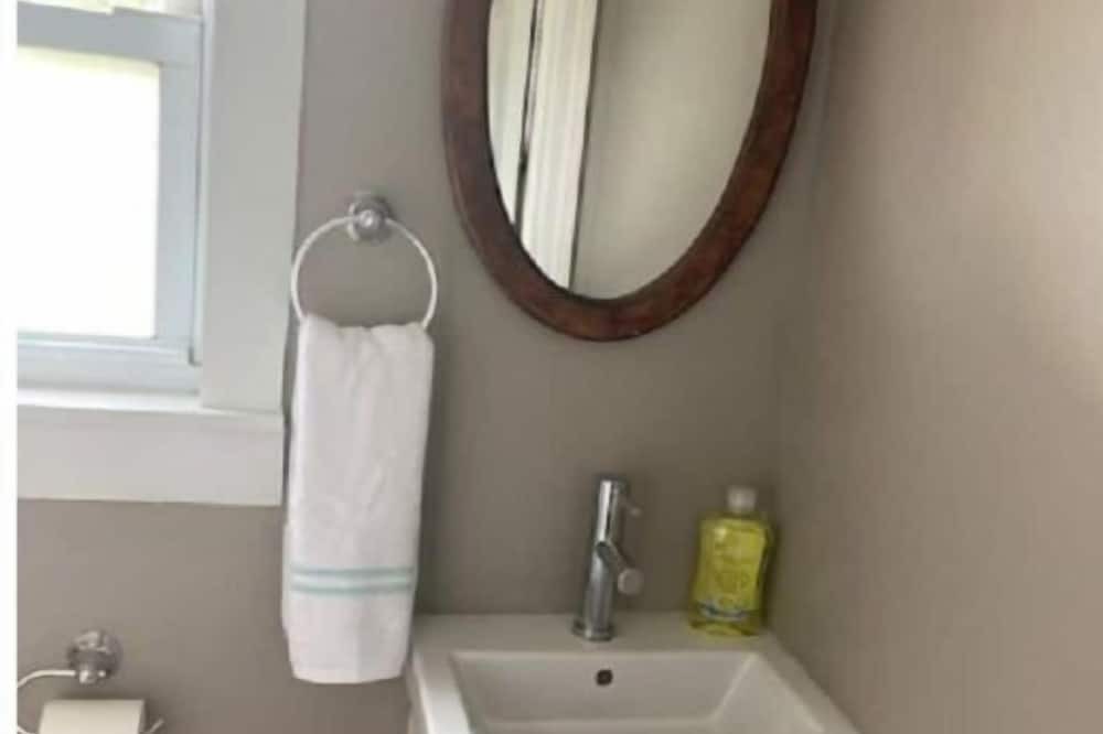 Photo of Bathroom in Newark