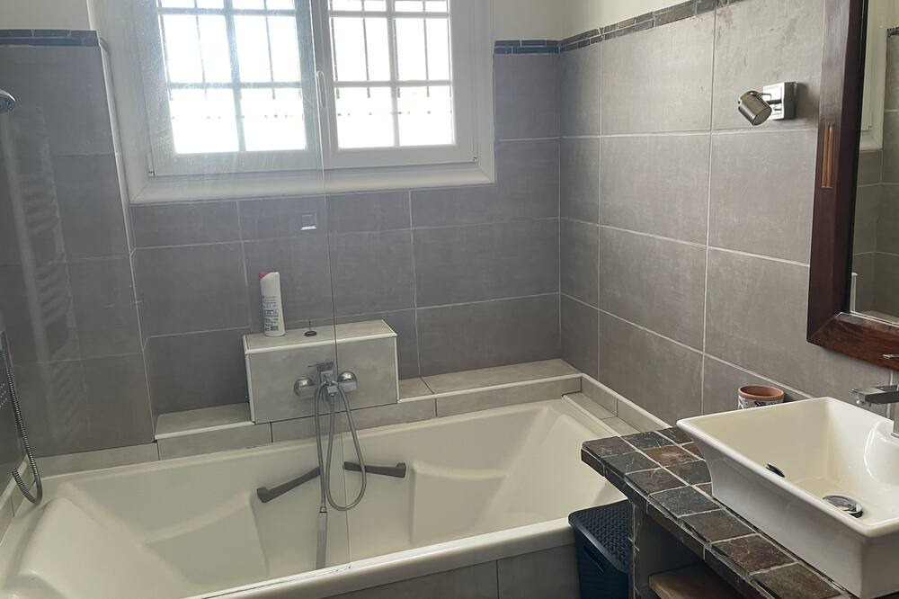 Photo of Bathroom in Angais