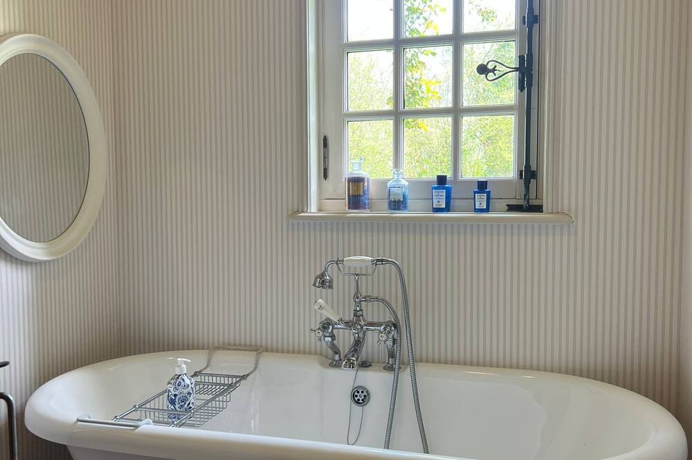 Photo of Bathroom in Saint-Etienne-la-Thillaye