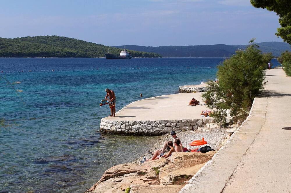 Photo of Others in Cove Makarac (Milna)