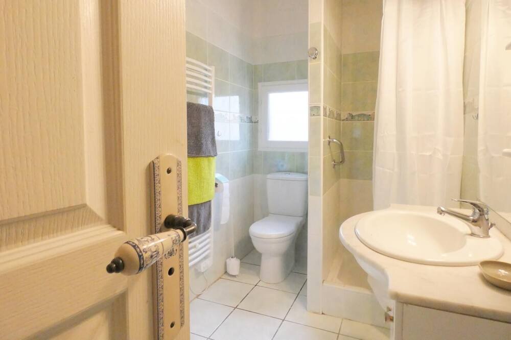 Photo of Bathroom in Bascons