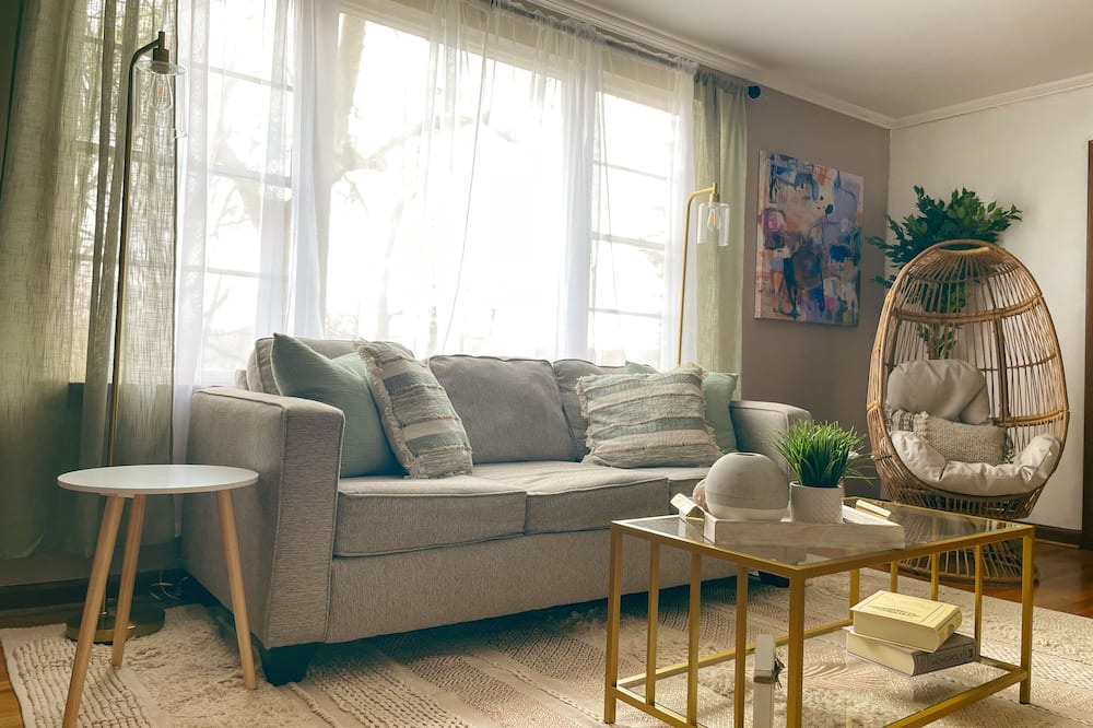 Photo of Livingroom in West Meade
