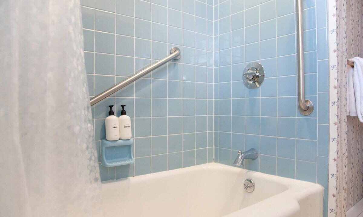 Photo of Bathroom in Western Gardens