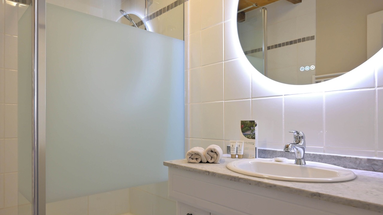 Photo of Bathroom in Camps-Saint-Mathurin-Leobazel