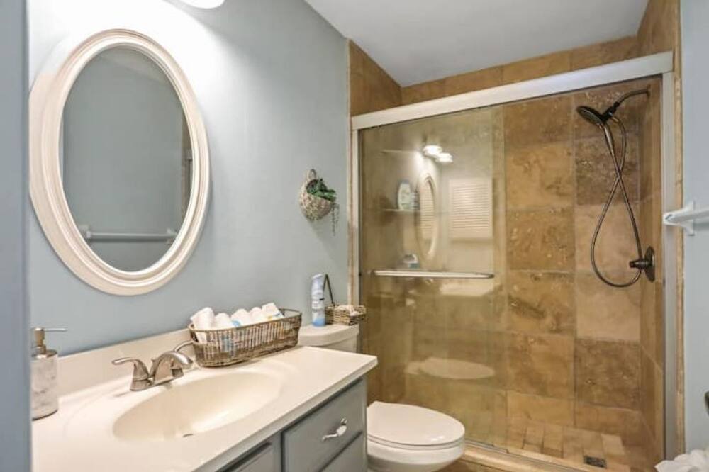 Photo of Bathroom in Girvin
