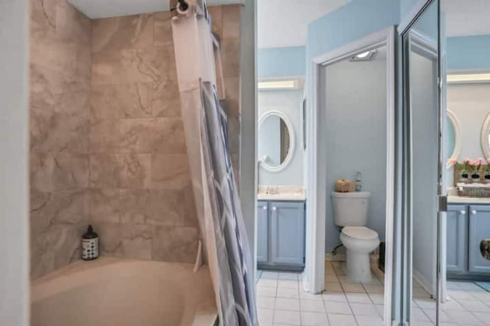Photo of Bathroom in Girvin