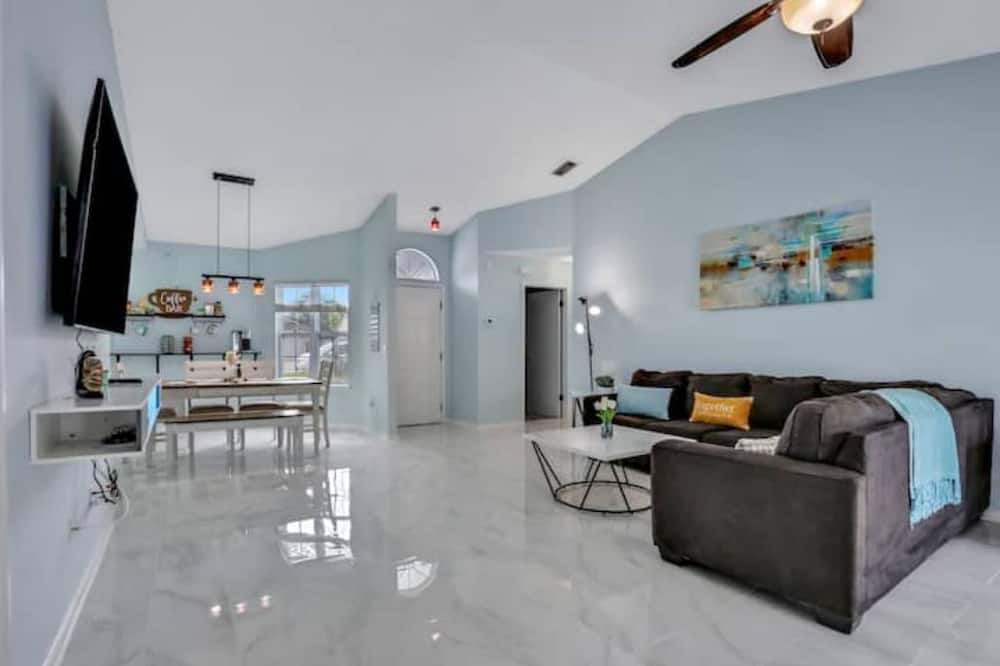 Photo of Livingroom in Girvin