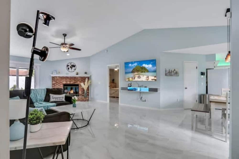 Photo of Livingroom in Girvin