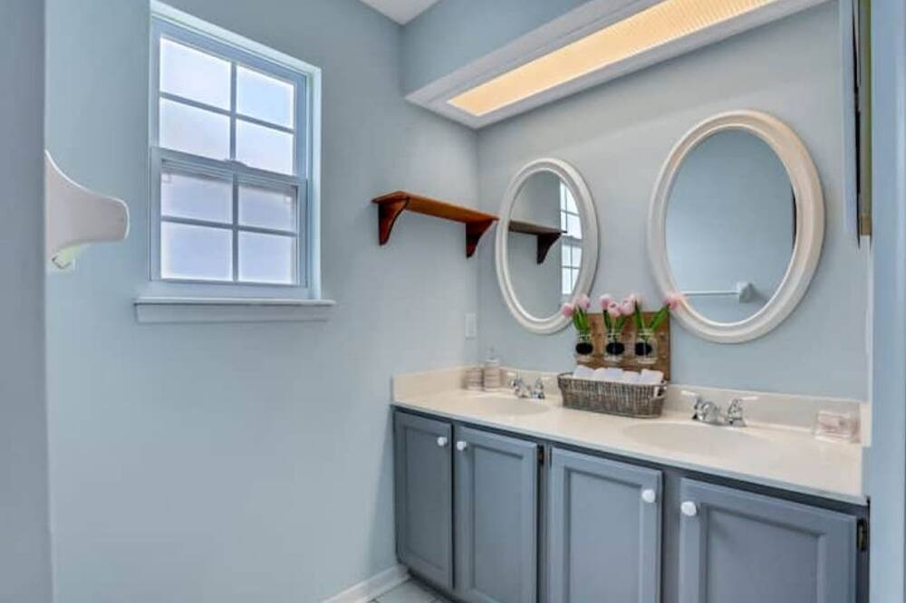 Photo of Bathroom in Girvin
