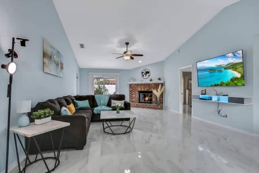 Photo of Livingroom in Girvin