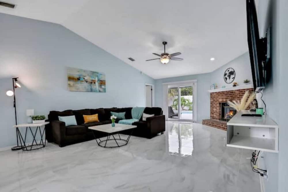Photo of Livingroom in Girvin