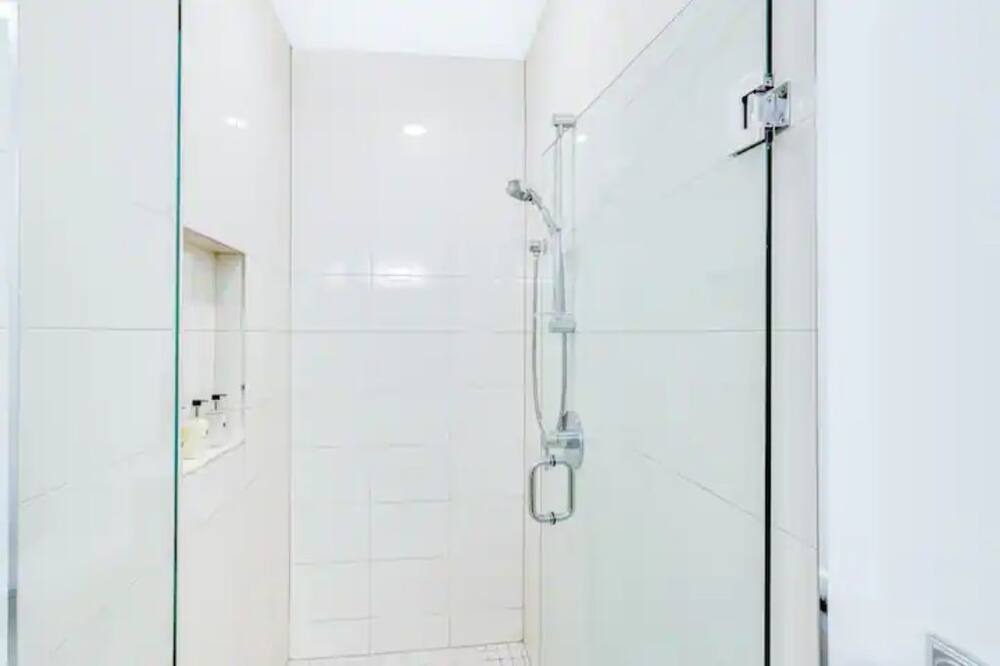 Photo of Bathroom in Lake Worth Corridor