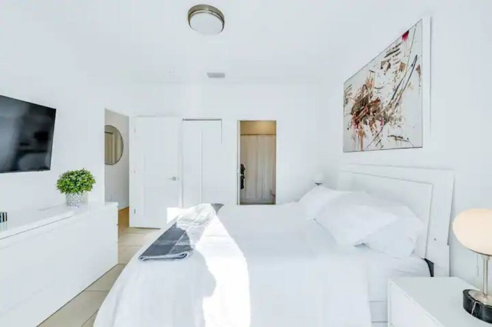 Photo of Bedroom in Lake Worth Corridor