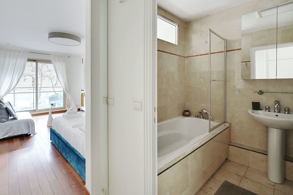 Photo of Bathroom in Quartier de la Plaine-de-Monceaux