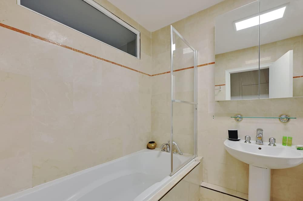 Photo of Bathroom in Quartier de la Plaine-de-Monceaux