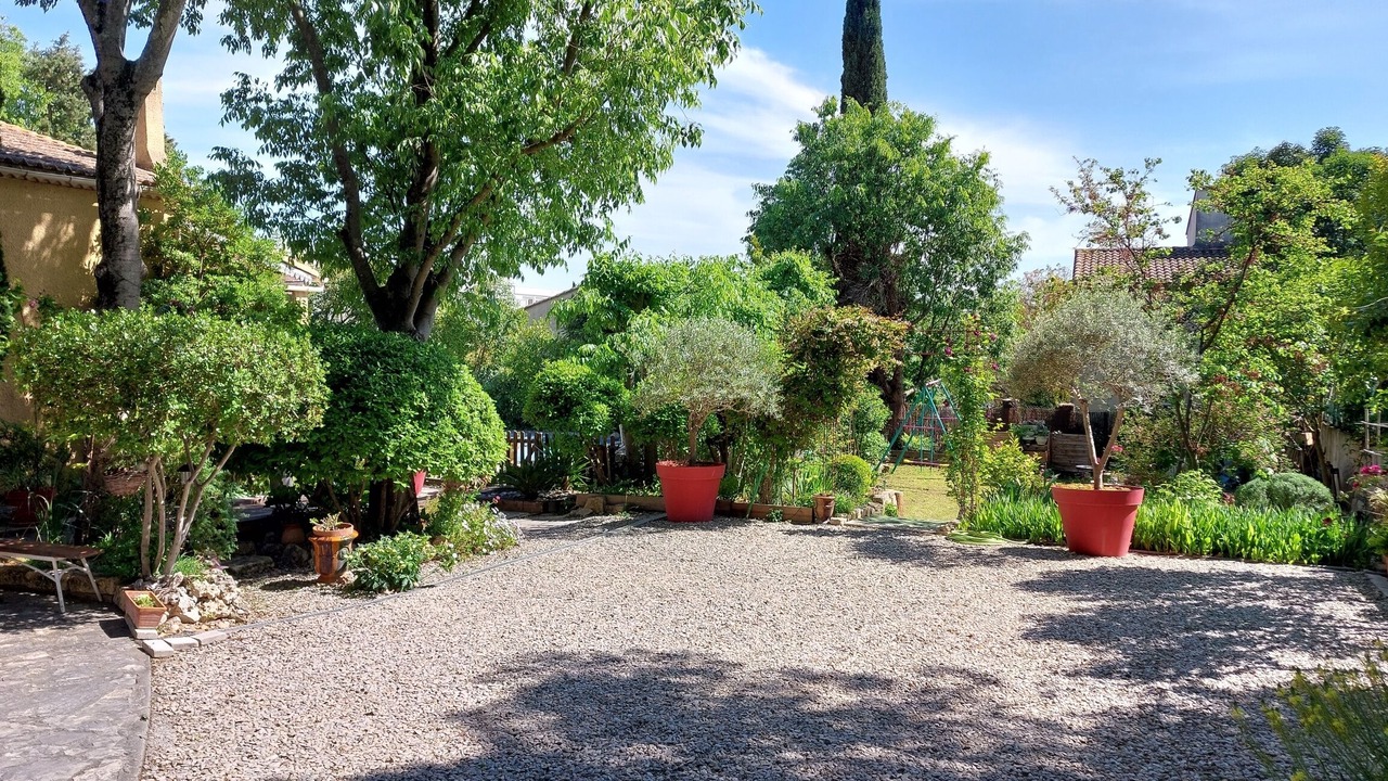 Photo of Outdoor in Hopitaux-Facultes