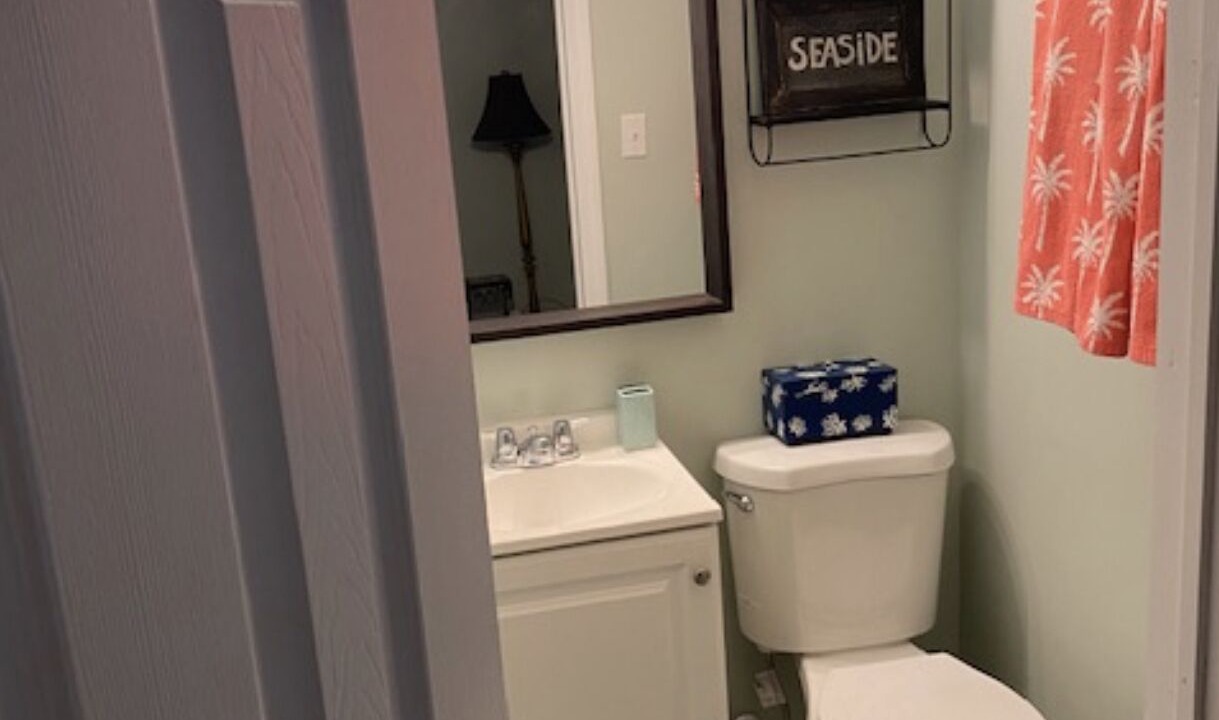 Photo of Bathroom in Lake Worth Corridor