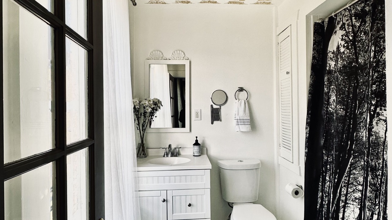 Photo of Bathroom in Newburgh