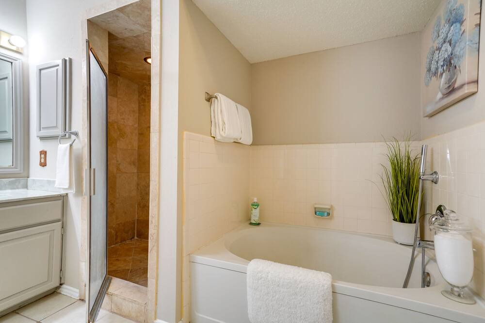 Photo of Bathroom in Northwest Crossing