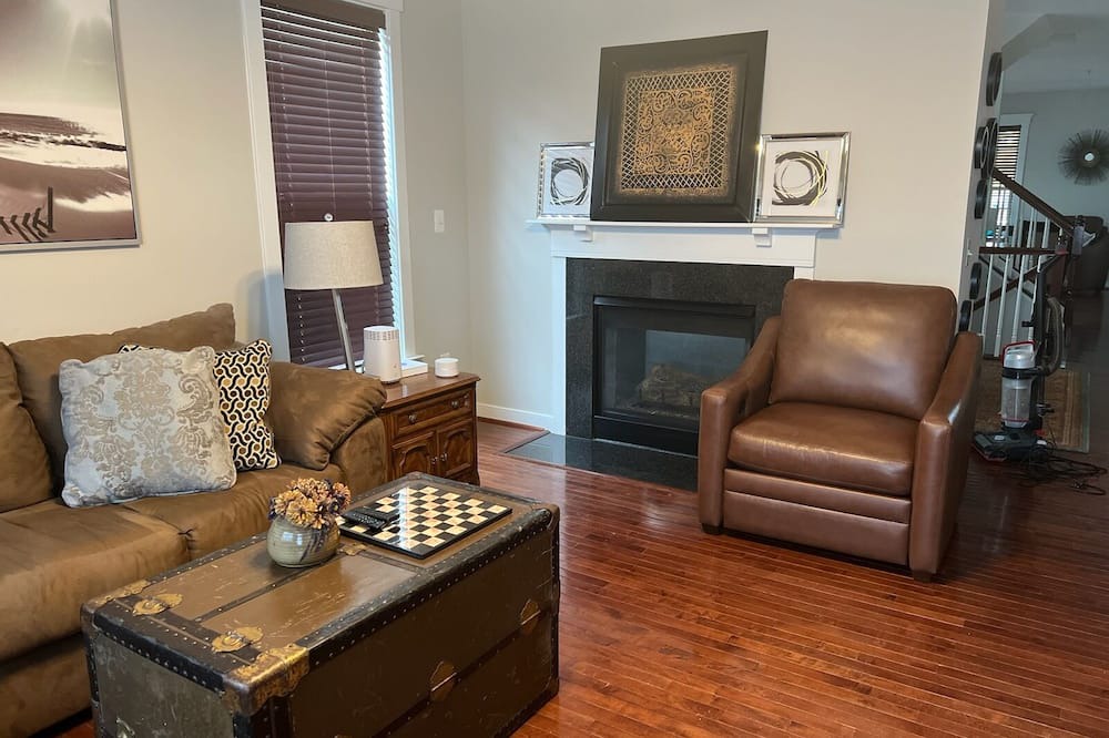 Photo of Livingroom in Linton Hall