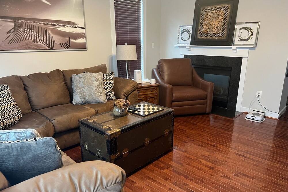 Photo of Livingroom in Linton Hall