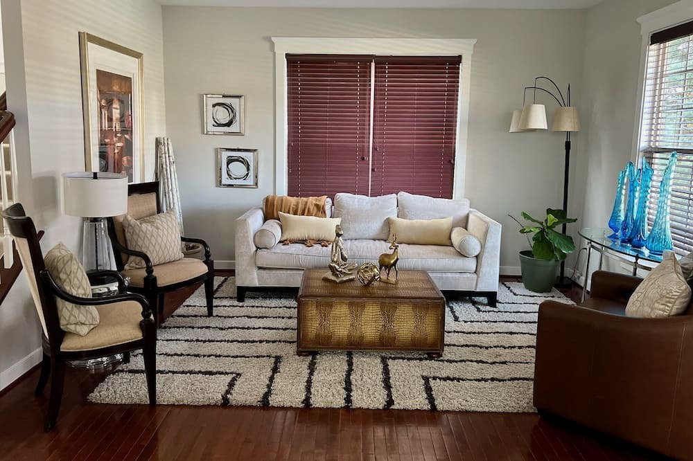 Photo of Livingroom in Linton Hall