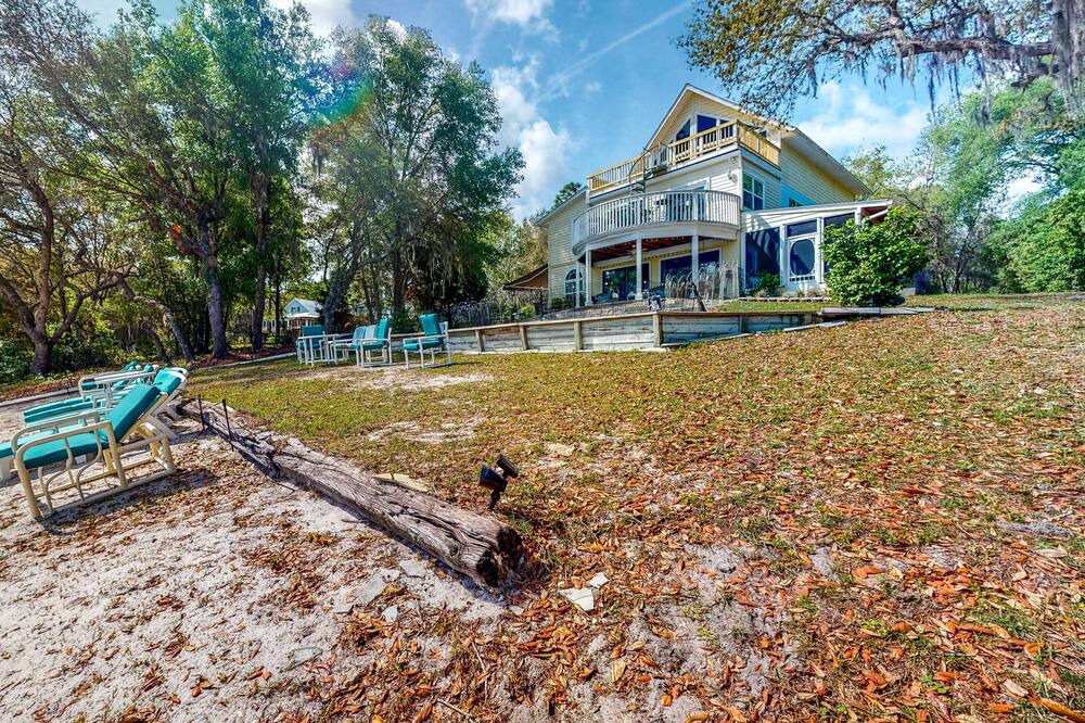 Photo of Others in Putnam Hall