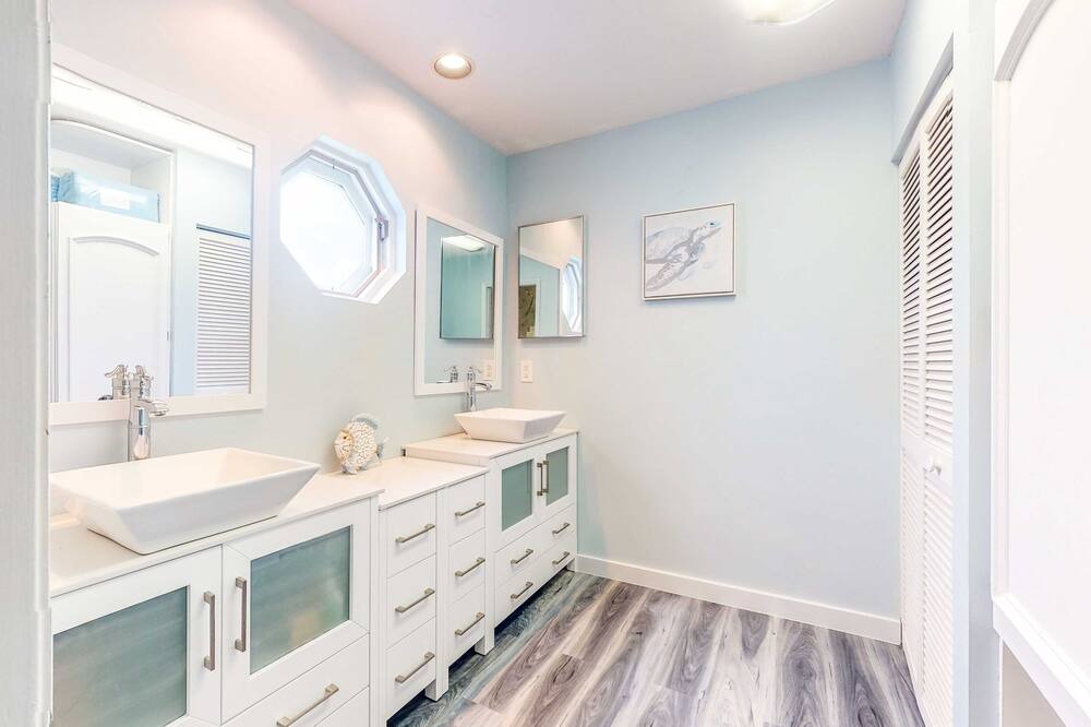 Photo of Others in Putnam Hall