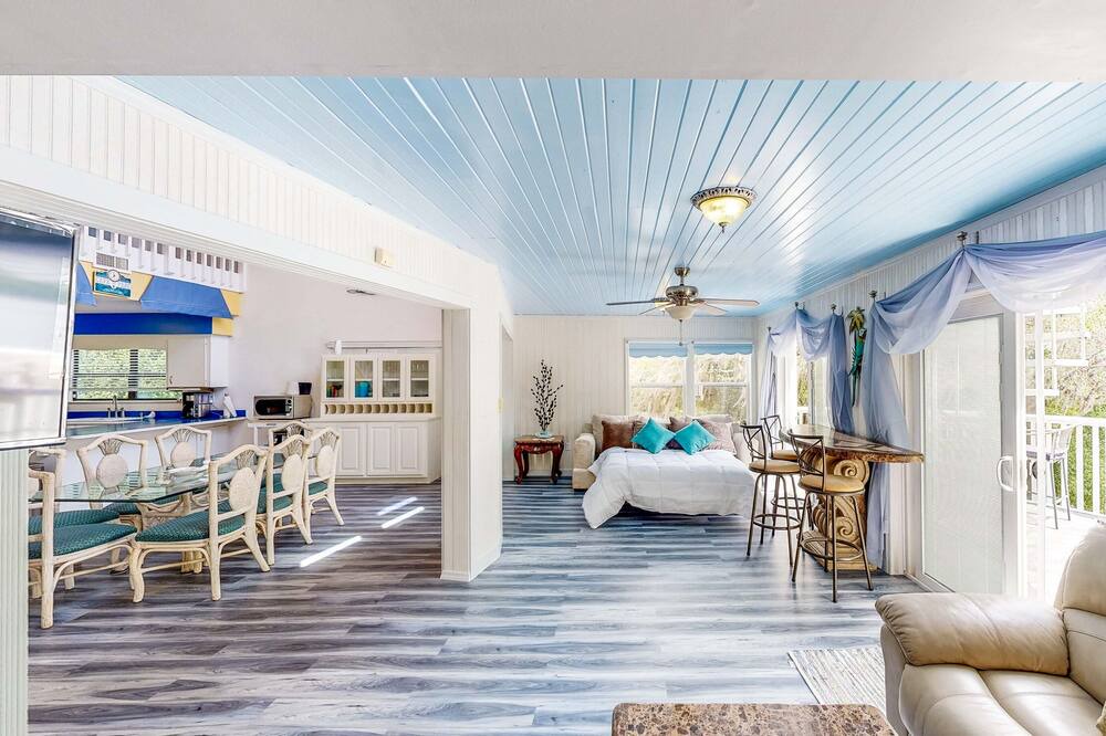 Photo of Others in Putnam Hall