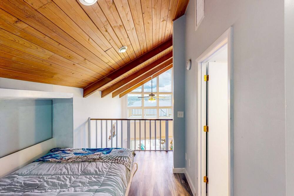 Photo of Others in Putnam Hall