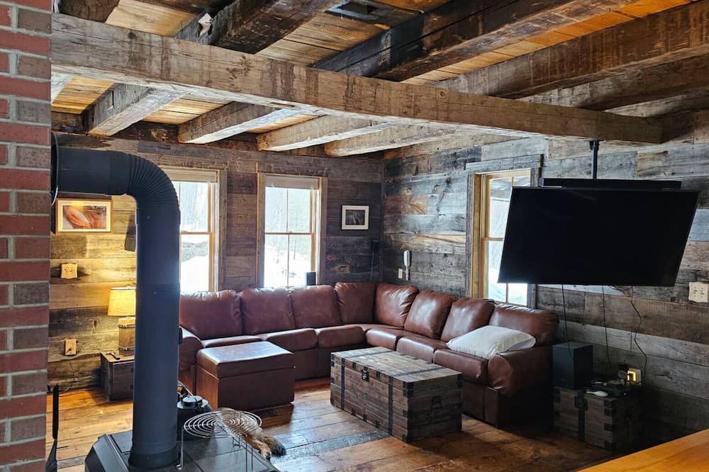 Photo of Livingroom in East Central Franklin