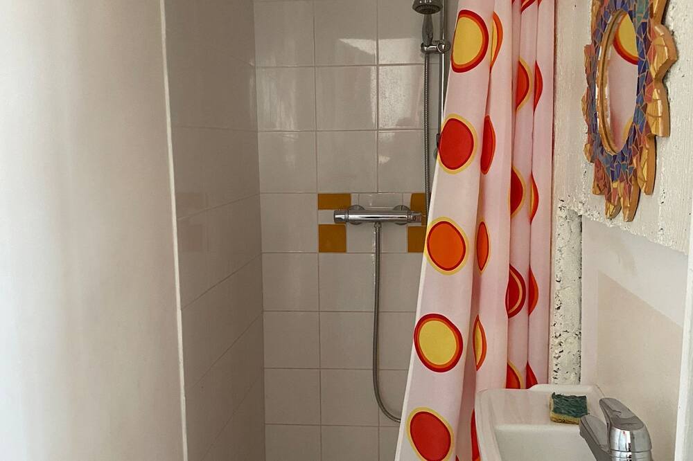 Photo of Bathroom in Pompignan