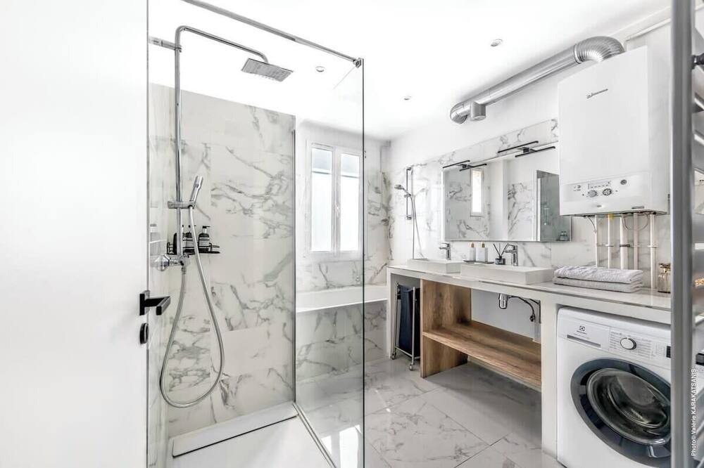 Photo of Bathroom in Puteaux