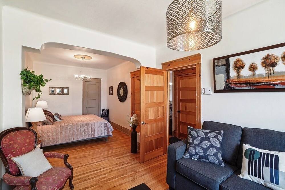 Photo of Livingroom in La Petite-Patrie