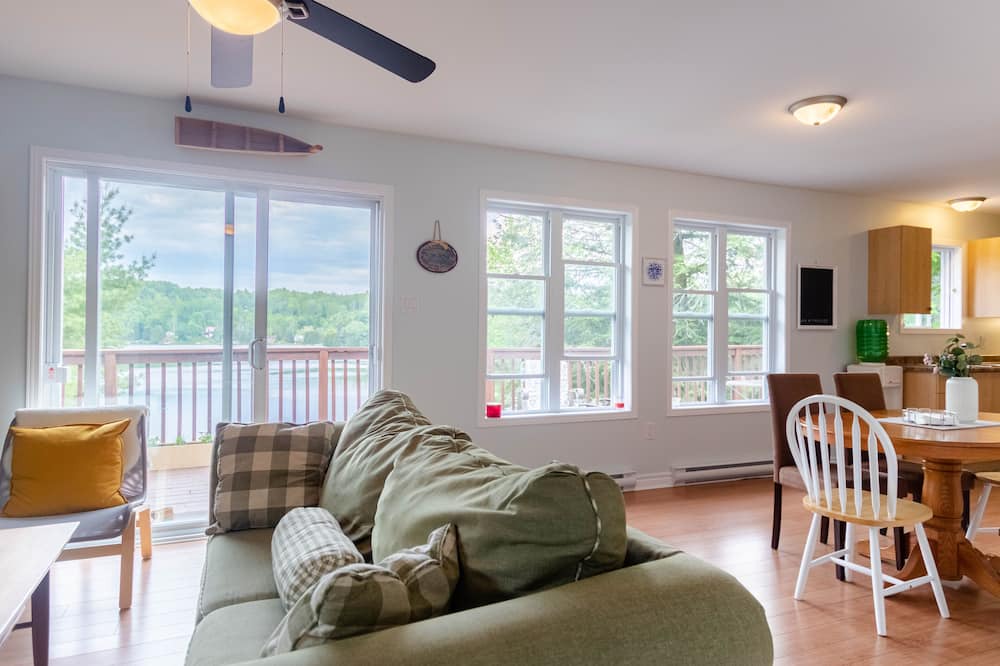 Photo of Livingroom in Val-des-Monts