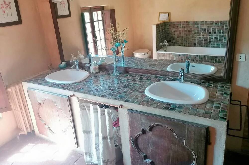 Photo of Bathroom in Castelsarrasin