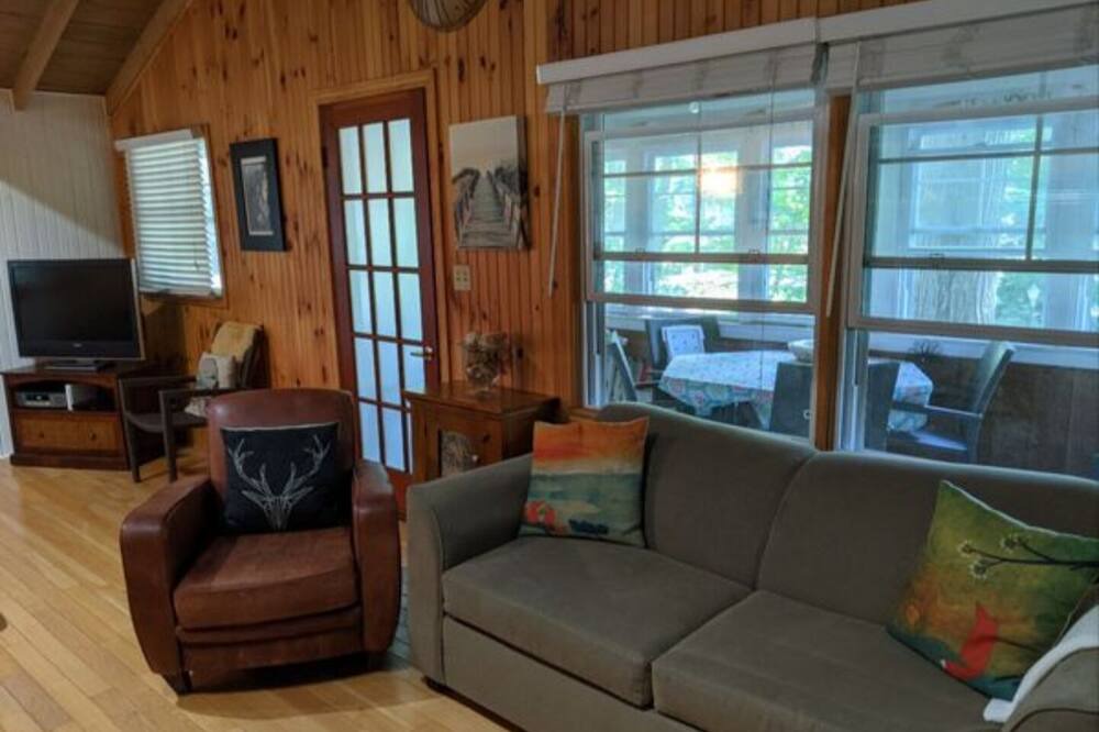 Photo of Livingroom in Point Abino