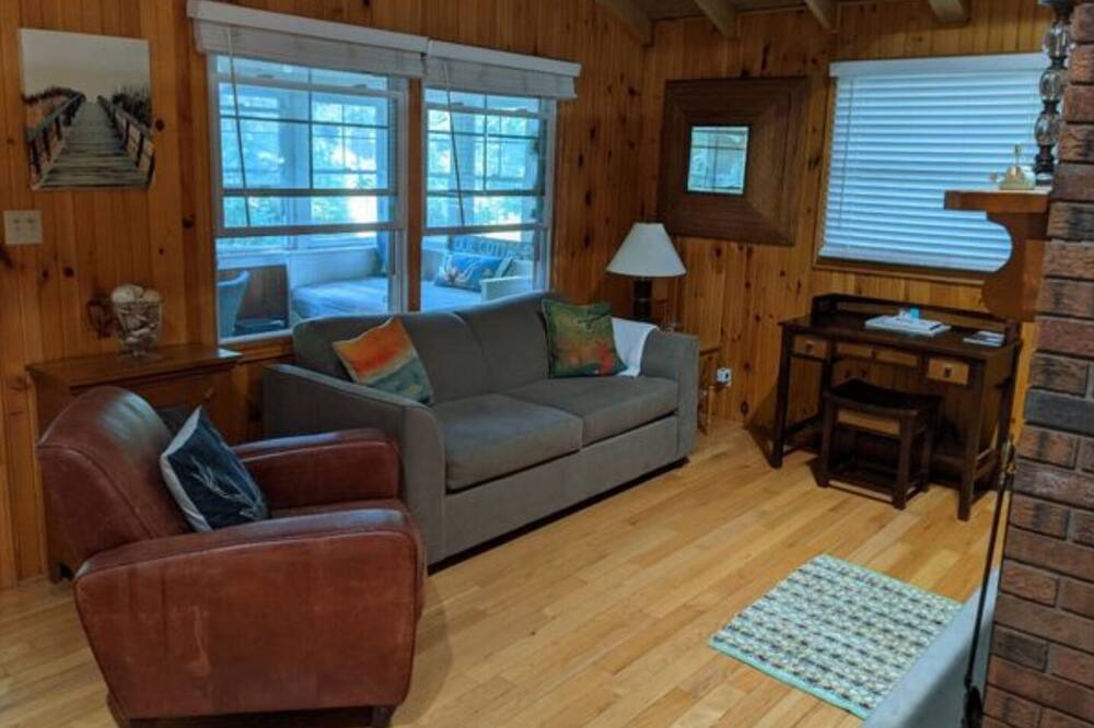 Photo of Livingroom in Point Abino