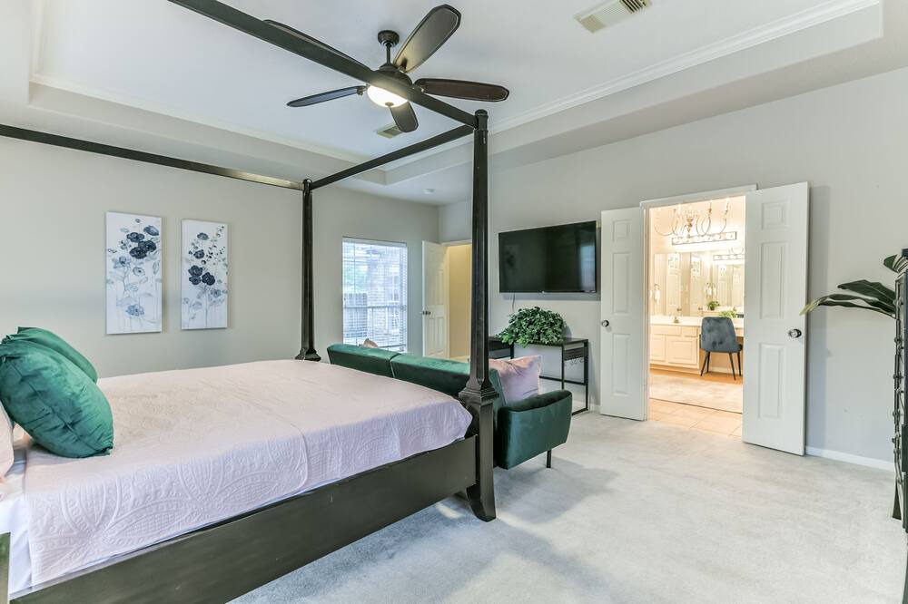 Photo of Bedroom in Friendswood