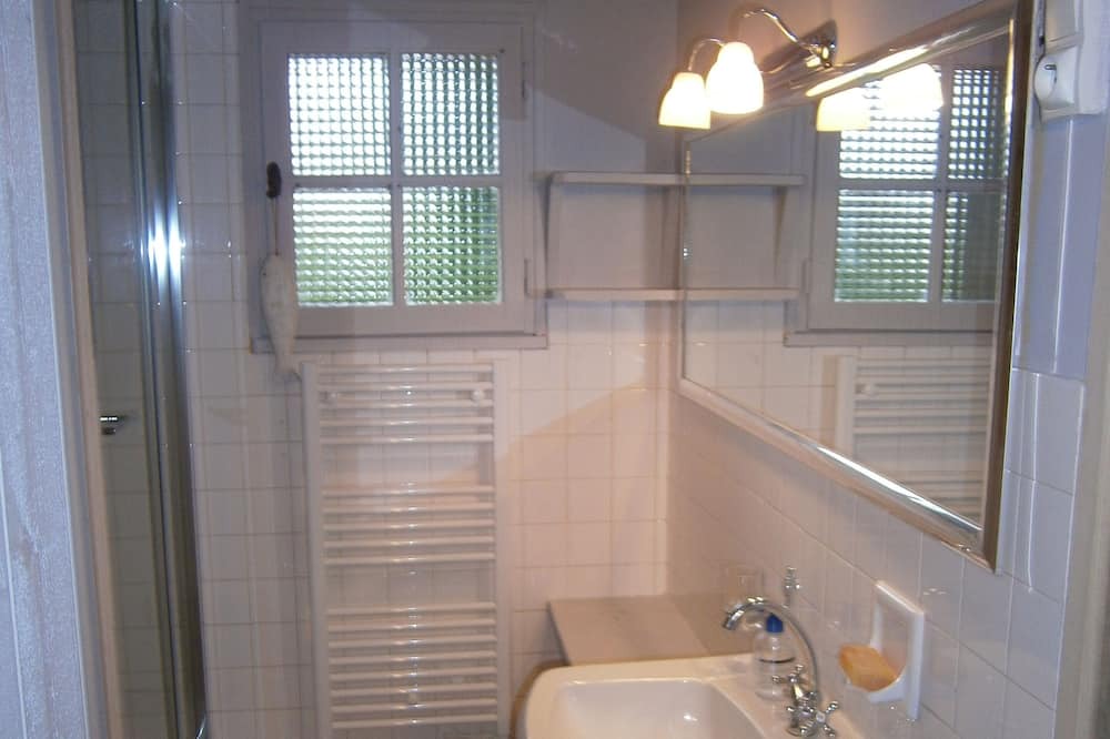 Photo of Bathroom in Champagne-Saint-Hilaire