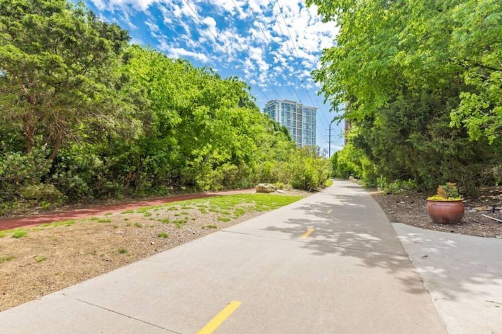 Photo of Outdoor in Oak Lawn
