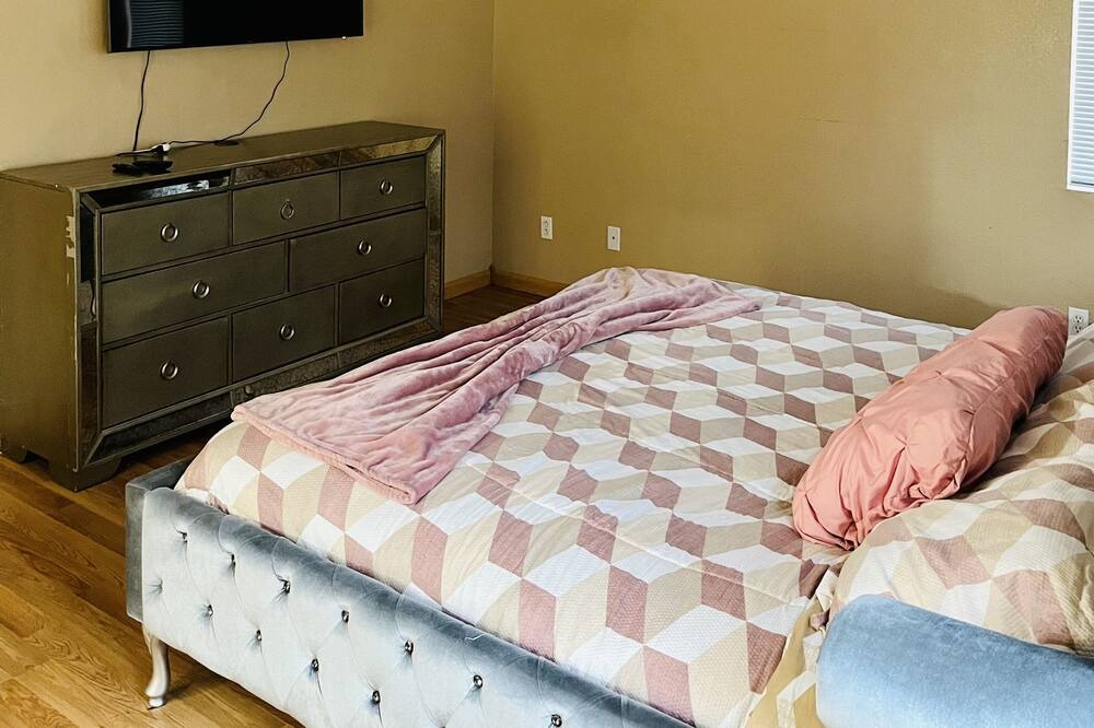 Photo of Bedroom in Briar Hill Park